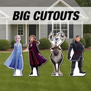 Puede incluir: Recortes de cart&oacute;n de personajes de la pel&iacute;cula animada Frozen. Los recortes incluyen a Elsa con un vestido azul, Anna con una capa morada, Olaf el mu&ntilde;eco de nieve sobre Sven el reno y Kristoff con un atuendo oscuro. El texto "BIG CUTOUTS" est&aacute; encima de los personajes.
