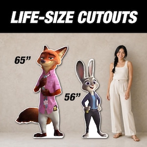 Puede incluir: Recortes de tama&ntilde;o natural de Nick Wilde (165 cm) y Judy Hopps (142 cm) de Zootr&oacute;polis. Nick lleva una camisa rosa y Judy un uniforme de polic&iacute;a. Una mujer est&aacute; de pie junto a los recortes.