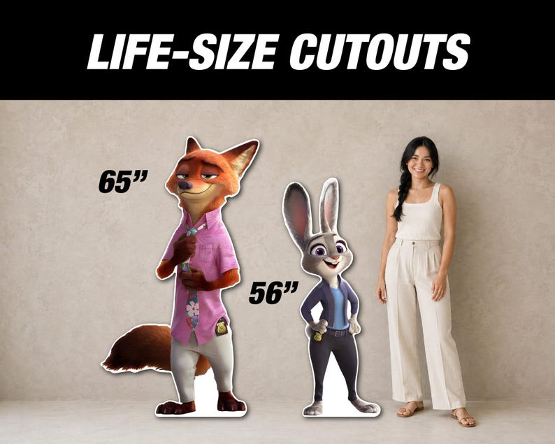 Puede incluir: Recortes de tama&ntilde;o natural de Nick Wilde (165 cm) y Judy Hopps (142 cm) de Zootr&oacute;polis. Nick lleva una camisa rosa y Judy un uniforme de polic&iacute;a. Una mujer est&aacute; de pie junto a los recortes.