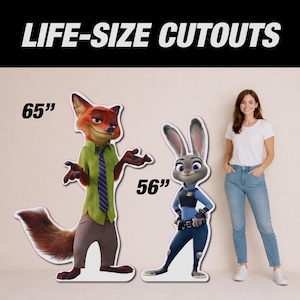 Puede incluir: Recortes de tama&ntilde;o natural de Nick Wilde (165 cm) y Judy Hopps (142 cm) de Zootopia. Nick es un zorro con camisa y corbata verdes. Judy lleva un uniforme de polic&iacute;a. Una mujer est&aacute; de pie junto a los recortes.