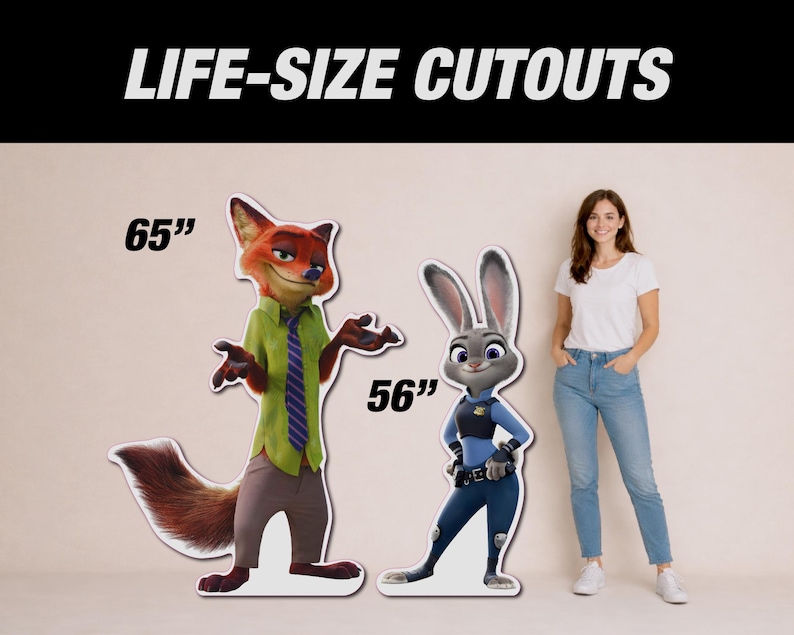 Puede incluir: Recortes de tama&ntilde;o natural de Nick Wilde (165 cm) y Judy Hopps (142 cm) de Zootopia. Nick es un zorro con camisa y corbata verdes. Judy lleva un uniforme de polic&iacute;a. Una mujer est&aacute; de pie junto a los recortes.