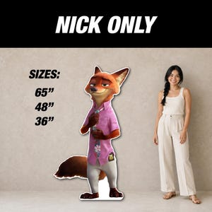 Puede incluir: Un recorte de cart&oacute;n de Nick Wilde de Zootr&oacute;polis, con una camisa rosa y pantalones blancos. El recorte est&aacute; disponible en tama&ntilde;os de 165 cm, 122 cm y 91 cm. El texto "NICK ONLY" est&aacute; en la parte superior.