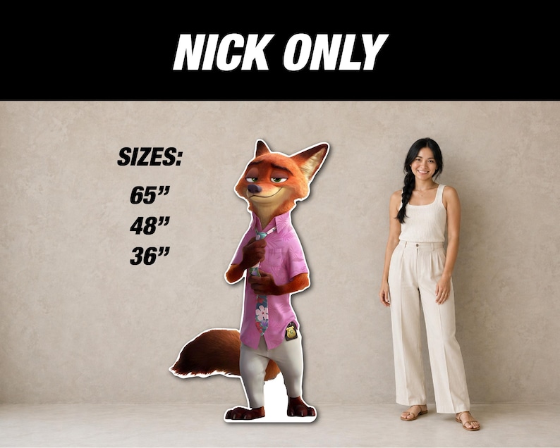 Puede incluir: Un recorte de cart&oacute;n de Nick Wilde de Zootr&oacute;polis, con una camisa rosa y pantalones blancos. El recorte est&aacute; disponible en tama&ntilde;os de 165 cm, 122 cm y 91 cm. El texto "NICK ONLY" est&aacute; en la parte superior.