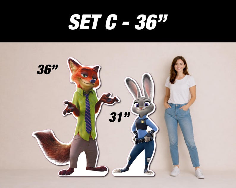 Puede incluir: Recortes de cart&oacute;n de Nick Wilde y Judy Hopps de Zootopia, de 91 cm y 79 cm de altura, respectivamente. Nick es un zorro con camisa y corbata verdes, Judy es una coneja con uniforme de polic&iacute;a. Una mujer est&aacute; cerca.