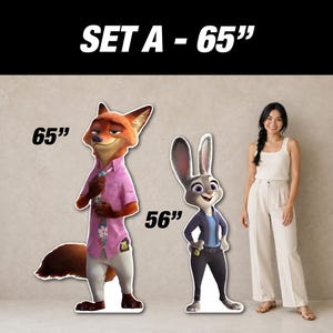 Puede incluir: Recortes de cart&oacute;n de Nick Wilde, un zorro, y Judy Hopps, una coneja, de Zootopia. Nick mide 165 cm, vistiendo una camisa rosa. Judy mide 142 cm, con uniforme de polic&iacute;a. El texto "SET A - 65" est&aacute; en la parte superior.