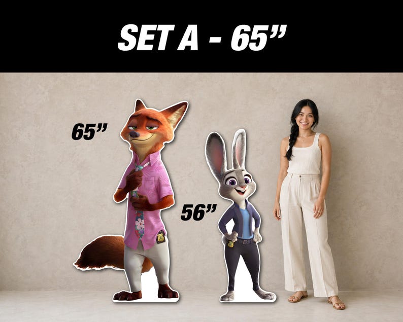 Puede incluir: Recortes de cart&oacute;n de Nick Wilde, un zorro, y Judy Hopps, una coneja, de Zootopia. Nick mide 165 cm, vistiendo una camisa rosa. Judy mide 142 cm, con uniforme de polic&iacute;a. El texto "SET A - 65" est&aacute; en la parte superior.