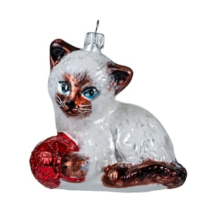 Braune Katze mit rotem Ball – Handgemachte Glas Christbaumkugel | Polnische Handbemalte Dekoration von Luxorna
