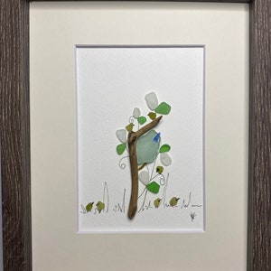 Buzón, flores, cartero, pájaros descansando, arte de guijarros de vidrio marino, de Nat's Creations