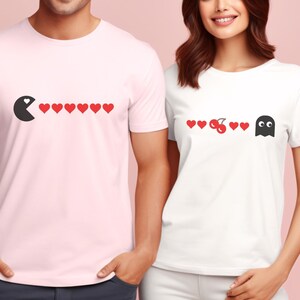 Gráfico de diseño de fantasma de persecución de amor inspirado en el juego de arcade de San Valentín para él y para ella. Camisetas, tazas, tarjetas y más para parejas a juego.