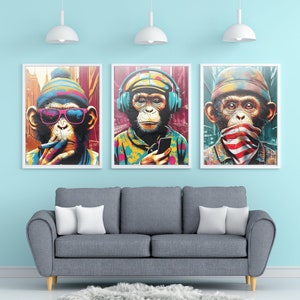 Puede incluir: Tres ilustraciones enmarcadas de monos con diferentes accesorios. El mono de la izquierda lleva gafas de sol y un gorro, el mono del centro lleva auriculares y una gorra, y el mono de la derecha lleva un pañuelo y una gorra.