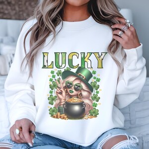 Leprechaun Brush Stroke Lucky Letter Feminino St. Patrick's Day Clip Art - Design de sublimação moderno para camisetas, canecas, decoração de festa e muito mais