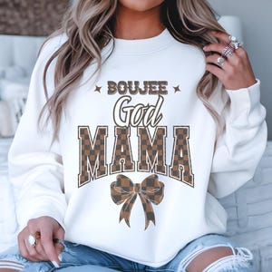 Boujee Gott Mama Grafikdesign mit Schleife | Braunes Schachbrett Muster | Perfekt für T-Shirts, Tassen & vieles mehr