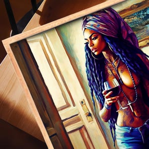 Puede incluir: Una mujer con largas trenzas azules lleva un turbante morado y blanco y sostiene una copa de vino tinto. Lleva una falda vaquera azul y tiene varios tatuajes y joyas en su cuerpo.