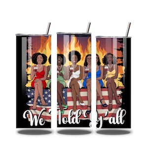 Peut inclure: Trois gobelets en acier inoxydable avec un motif représentant cinq femmes en robes colorées, tenant des verres à vin et assises sur un drapeau américain. Le texte "We Told y'all" est en bas. Chaque gobelet a une paille.