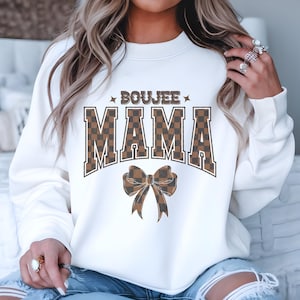Boujee Mama Grafikdesign mit Schleife | Braunes Schachbrett Muster | Perfekt für T-Shirts, Tassen & mehr