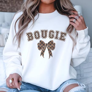 Boujee Coquette Grafikdesign mit Schleife | Braunes Schachbrett Muster | Perfekt für T-Shirts, Tassen & vieles mehr SONDERWUNSCH