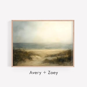Puede incluir: Una pintura enmarcada de una escena de playa con un camino que lleva al océano. El cielo es de un azul suave y el agua es de un azul claro. La arena es de un marrón claro y la hierba es de un verde oscuro.