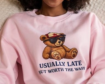 Sudadera con osito de peluche, suéter que suele tardar, pero que vale la pena esperar, cuello redondo divertido y estético para mujer, suéter gráfico acogedor, idea de regalo encantadora.