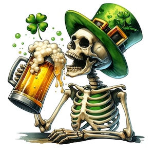 Op de afbeelding: Een skelet dat een groene leprechaun-hoed draagt met een gouden gesp en een klavertje vier, houdt een glas bier vast met een wit schuimkopje.