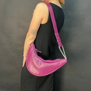 Kleine Crossbody-Ledertasche Halbrunde Tasche Leder Halbmondtasche Weiche Leder Umhängetasche Personalisierte Geschenk Leder Pendlertasche