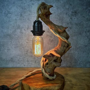 Handgefertigte Tischlampe aus Treibholz, Sockel aus Eiche natur, rustikales Design, Edison-Glühbirne