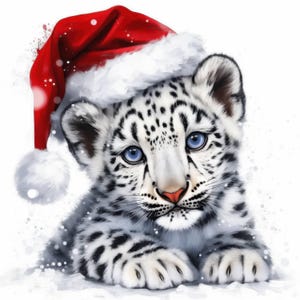 Könnte beinhalten: Eine digitale Illustration eines Schneeleopardenbabys mit rotem Weihnachtsmannhut und weißem Bommel. Das Junge hat blaue Augen, eine rosa Nase und schwarze Flecken auf seinem weißen Fell. Der Hintergrund ist weiß mit dezenten Aquarelleffekten.