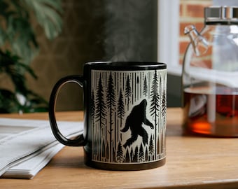 Tazza Bigfoot Sasquatch con silhouette di foresta, regalo per amanti della vita all'aria aperta e del campeggio.