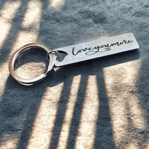 Schlüsselanhänger - Love You More -  (Silber) Geschenk/Mitbringsel/Freundin/Partner/Auto/KeyChain/Fernbeziehung