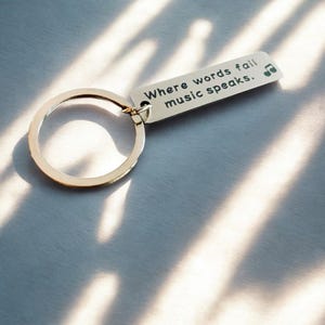 Schlüsselanhänger "Where Words Fail Music Speaks" (Silber) Geschenk/Mitbringsel/Freundin/Partner/Auto/KeyChain/Fernbeziehung/Musik