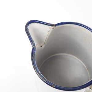 vintage 1940s enamel pitcher English metal measuring jug 64 oz / 2000 Gr.