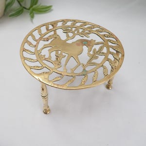 Soporte vintage de latón macizo para salvamanteles / Soporte de latón para tetera con diseño de caballo / Soporte para tetera tradicional inglesa / Soporte de tres patas