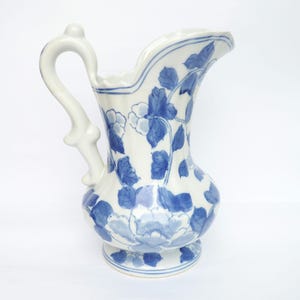 Jarra de agua antigua pintada a mano con diseño de sauce / Fabricada en Inglaterra / Jarra de porcelana antigua azul y blanca / Decoración de baño antigua