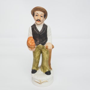 Vintage peint à la main vieil homme vendant des pommes figurine | Ancienne miniature faite main, Français homme tenant un panier de pommes et une canne