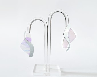 Boucles d'oreilles nacrées Livia - Bijoux originaux en acrylique - Nacré Rose & Violet - Design -  Créateur - Découpe laser - Paris
