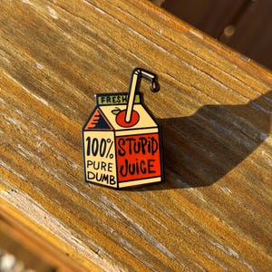 Spilla smaltata - Stupid Juice Box