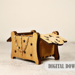 Puede incluir: Una caja de madera con un diseño de estrellas y una tapa con bisagras. La caja está abierta y hay un collar de cadena dorada dentro. La caja está sobre una superficie gris. DESCARGA DIGITAL.