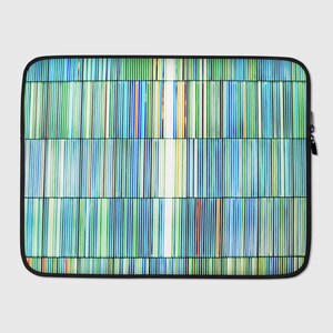 Op de afbeelding: Een laptophuls met een kleurrijk abstract ontwerp met een patroon van dunne, verticale strepen in tinten blauw, groen, geel en wit.