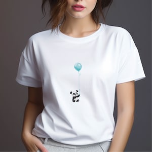 Può includere: Maglietta bianca con un panda bianco e nero che tiene un palloncino blu chiaro.