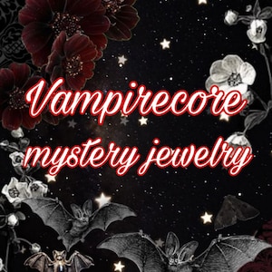 Puede incluir: Imagen de temática gótica oscura con el texto "Vampirecore mystery jewelry" en escritura roja. El fondo presenta murciélagos, estrellas y flores rojo oscuro. La estética general es oscura y misteriosa.