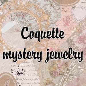 Op de afbeelding: Een collage-achtige achtergrond met een vintage esthetiek, met sierlijke gouden frames, bloempatronen en handgeschreven tekst. De woorden "Coquette mystery jewelry" staan prominent in een vetgedrukte, zwarte lettertype, wat wijst op een thema van romantische of vrouwelijke sieraden.