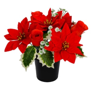 Pode incluir: Um arranjo de poinsettia vermelha e rosas em um vaso preto. O arranjo é decorado com pequenas flores brancas.