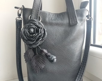 Flor de rosa mosqueta de cuero negro, llavero con rosas, encanto de bolso de cuero negro, encanto de bolso de llavero de flor de cuero rosa negro, regalo para ella