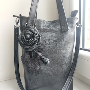 ブラックレザーのローズヒップフラワー、バラのキーチェーン、ブラックレザーの財布チャーム、ブラックローズレザーフラワーキーチェーンバッグチャーム、彼女へのギフト