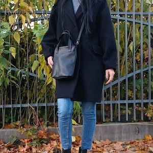 Minimalistische Leder Mini Einkaufstasche, Hobo Schultertasche, Damen Lederhandtasche, Schultertasche, schwarze kleine Ledertasche mit Griff oben, Umhängetasche