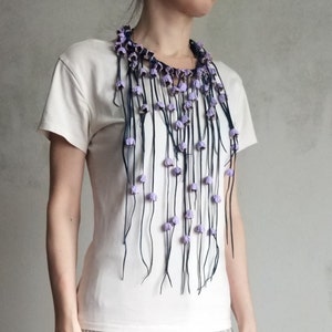 Collier avec roses lilas en cuir véritable, long collier en cuir, long collier à franges, collier décoratif, collier plastron en cuir, collier audacieux image 4