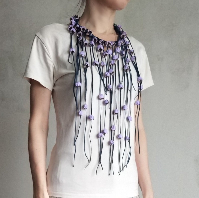 Collier avec roses lilas en cuir véritable, long collier en cuir, long collier à franges, collier décoratif, collier plastron en cuir, collier audacieux image 4