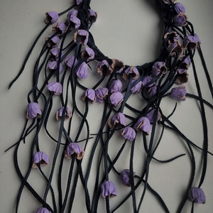 Collier avec roses lilas en cuir véritable, long collier en cuir, long collier à franges, collier décoratif, collier plastron en cuir, collier audacieux image 6