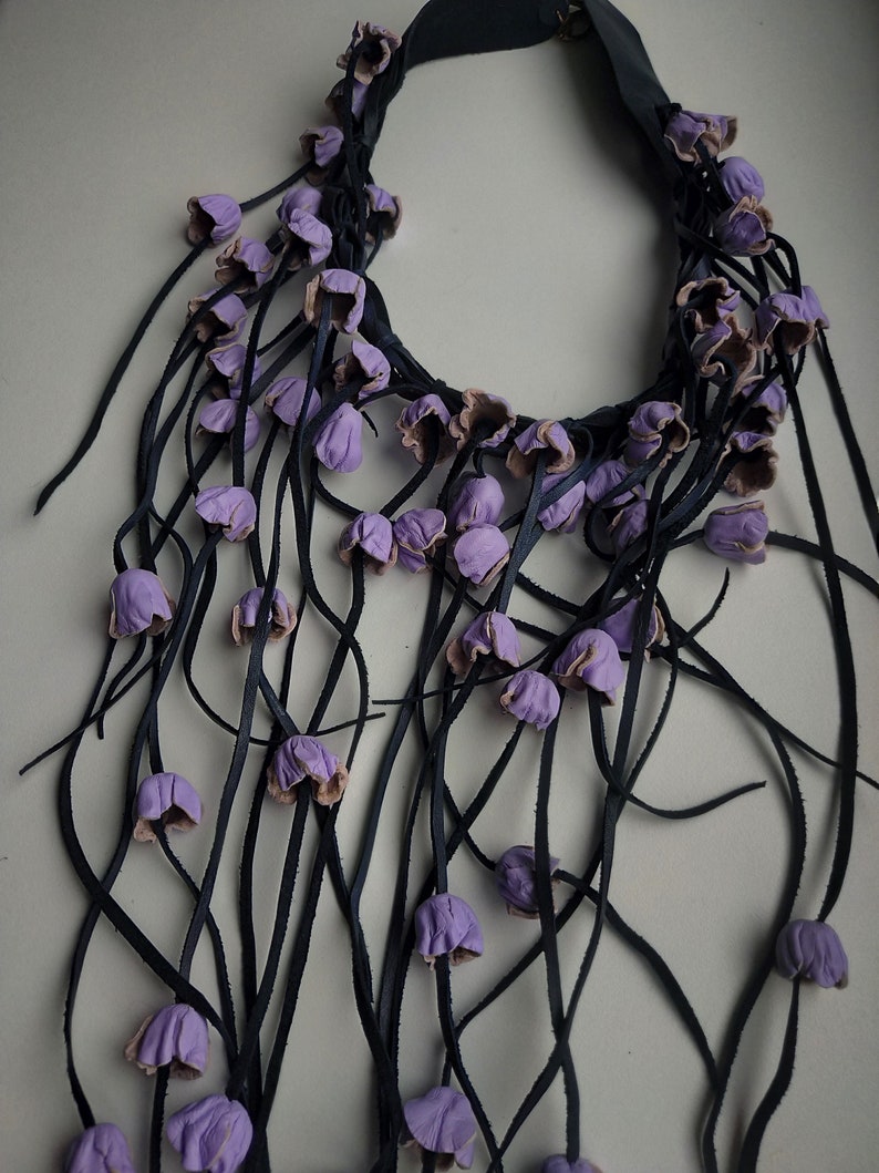 Collier avec roses lilas en cuir véritable, long collier en cuir, long collier à franges, collier décoratif, collier plastron en cuir, collier audacieux image 6