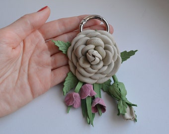 Charm de sac fleur en cuir véritable églantier, rose blanche, breloque de sac à main, breloques de sac à main en cuir, porte-clés en cuir avec cuir rose sauvage, rose rose