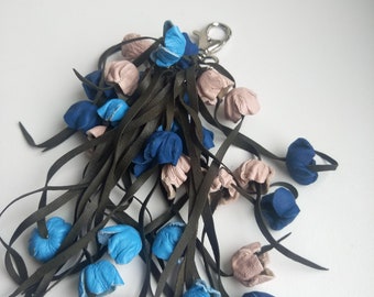 Porte-clés pour sac à main, breloque de sac à main en cuir fleurs roses, bleues et bleu clair, breloque de sac en cuir véritable, porte-clés fleurs en cuir, cadeau pour elle